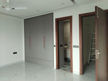 Room in 3 BHK Builder Floor at Sector 37 – for Rent