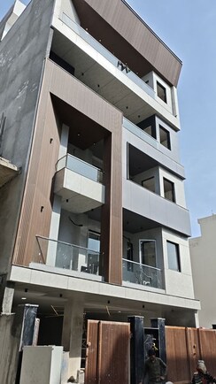 4 BHK + Servant Room Builder Floor For Sale in Parklands