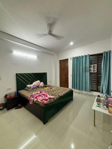 Bedroom in 2 BHK Builder Floor at Sector 45 – for Rent