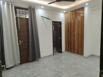 Building Lobby in 3 BHK Builder Floor at Unitech South City II, Sector 50 – for Sale