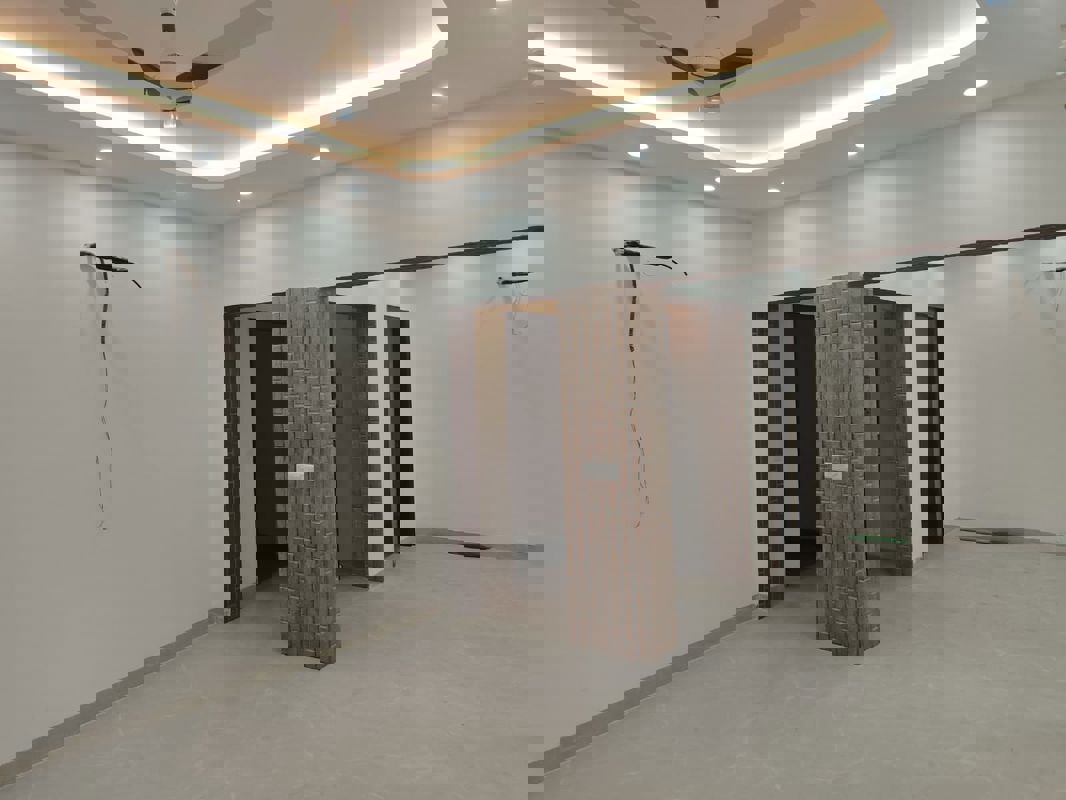 3 BHK + Pooja Room,Extra Room 360 Sq.Yd. Builder Floor in Unitech South City II