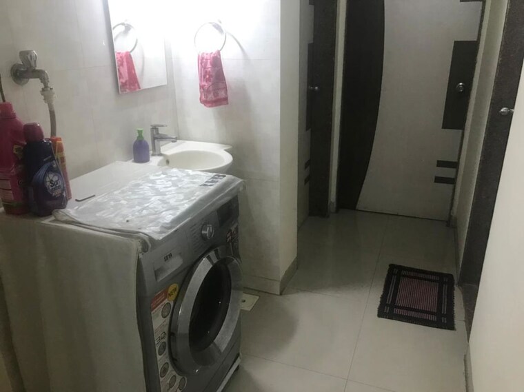 Bathroom, rutu-estate 2.5 Bedroom 1475 Sq.Ft. Apartment In Brahmand Thane 9931114