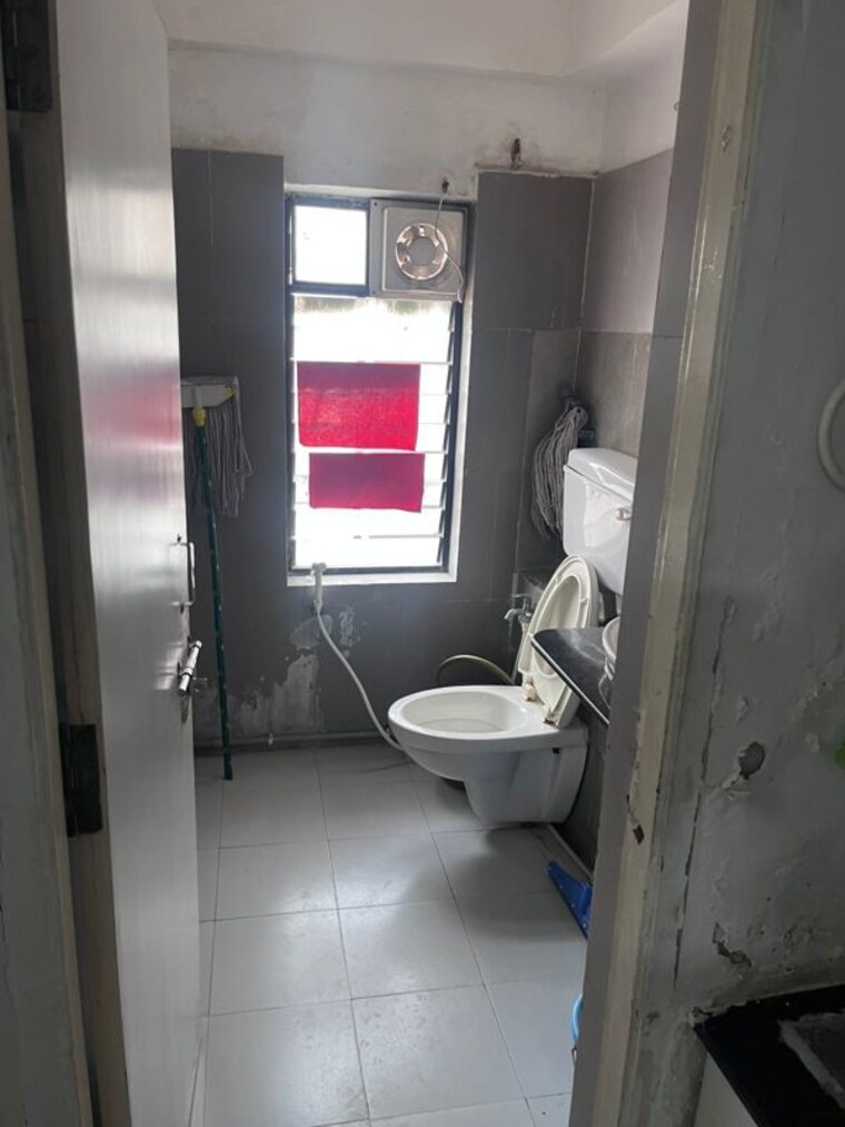Bathroom, dev-aurum Commercial Office Space 800 Sq.Ft. In Prahlad Nagar Ahmedabad 9931115