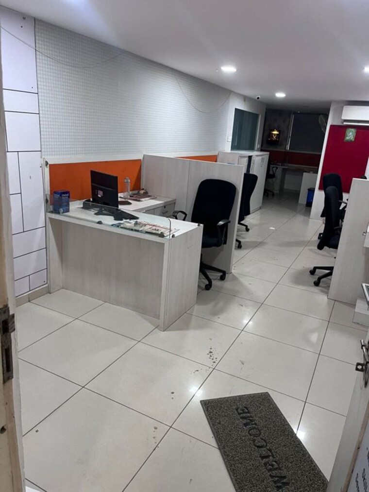 Team Area, dev-aurum Commercial Office Space 800 Sq.Ft. In Prahlad Nagar Ahmedabad 9931115
