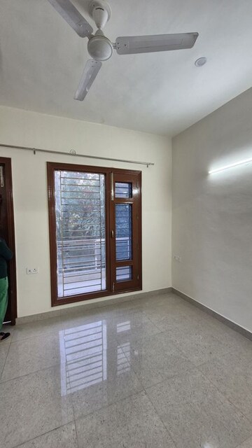 Room in 2 BHK Apartment at Amrapali Heartbeat City, Sector 107 – for Rent