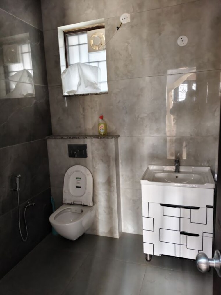 Bathroom, malsi 3 Bedroom 100 Sq.Yd. Independent House In Malsi Dehradun 9931135