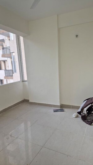 Room in 3 BHK Apartment at Amrapali Heartbeat City, Sector 107 – for Rent
