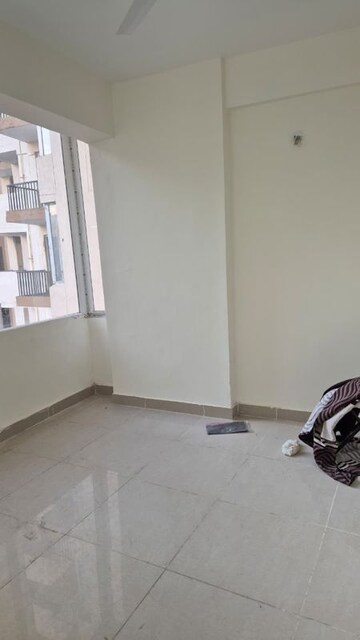 Room in 3 BHK Apartment at Amrapali Heartbeat City, Sector 107 – for Rent