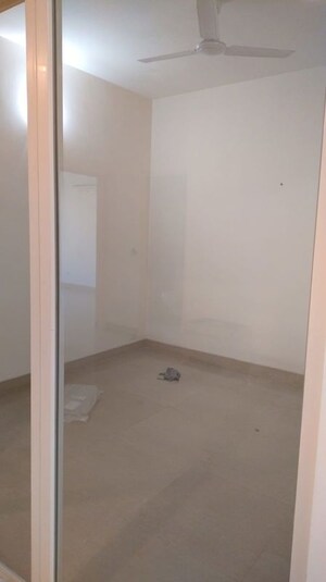 Room in 3.5 BHK Apartment at Emaar Emerald Floors Premier, Sector 65 – for Rent