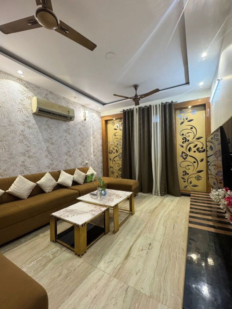 Living Room, lok vihar 6+ Bedroom 187 Sq.Yd. Independent House In Lok Vihar Delhi 9931169