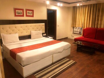 Master Bedroom in 6+ BHK Builder Floor at Greater Kailash ii – for Rent