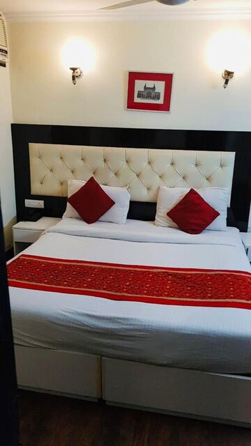 Master Bedroom in 6+ BHK Builder Floor at Greater Kailash ii – for Rent