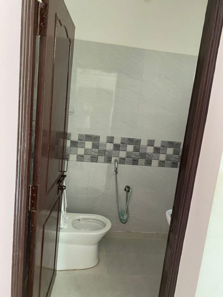 Bathroom, sector swarn nagri 2 Bedroom 200 Sq.Mt. Independent House In Sector Swarn Nagri Greater Noida 9931209