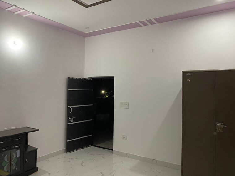 Room, sector swarn nagri 2 Bedroom 200 Sq.Mt. Independent House In Sector Swarn Nagri Greater Noida 9931209