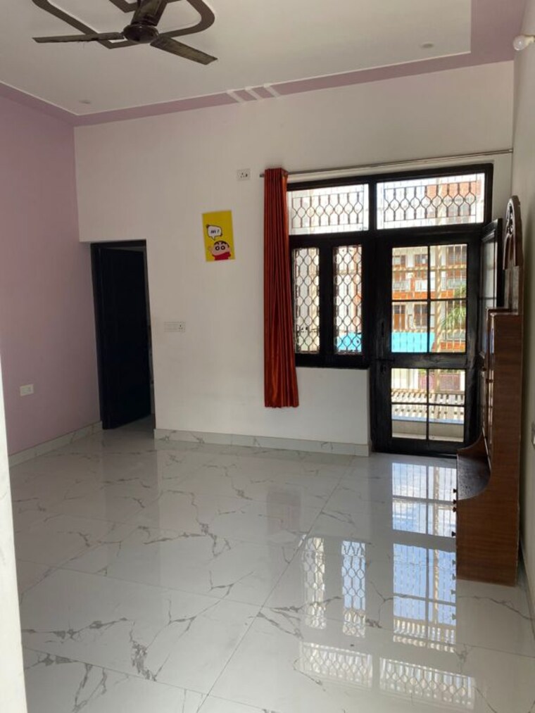 Room, sector swarn nagri 2 Bedroom 200 Sq.Mt. Independent House In Sector Swarn Nagri Greater Noida 9931209