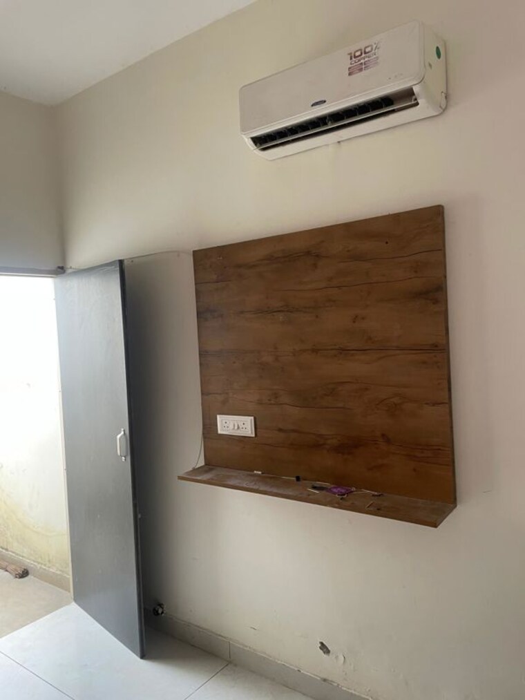 Room, vip road 1 RK 750 Sq.Ft. Apartment In Vip Road Zirakpur 9931305