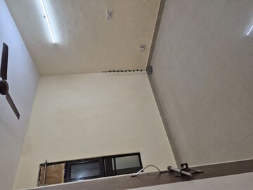 Furnished Amenities in 2.5 BHK Builder Floor at Mayur Vihar – for Rent