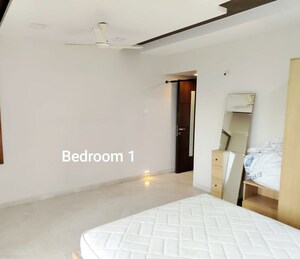 Room in 3 BHK Apartment at Eminente I, Khar West – for Rent