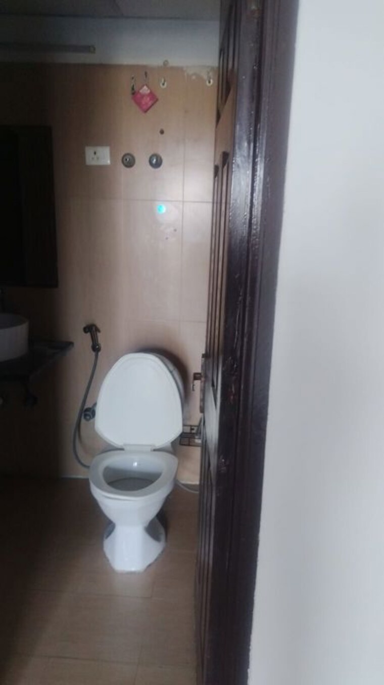 Bathroom, mahagun-maple 2.5 Bedroom 1275 Sq.Ft. Apartment In Sector 50 Noida 9931367