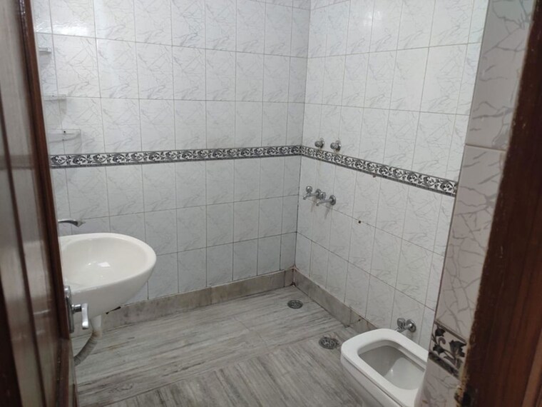 Bathroom, east of kailash 3 Bedroom 400 Sq.Yd. Apartment In East Of Kailash Delhi 9931399