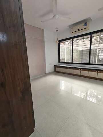 Room in 2.5 BHK Apartment at Siddhivinayak Nivara, Lower Parel – for Rent