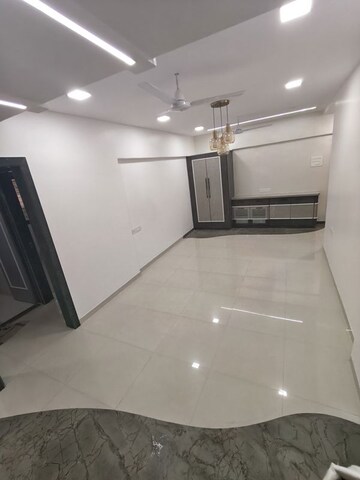 Room in 2.5 BHK Apartment at Siddhivinayak Nivara, Lower Parel – for Rent