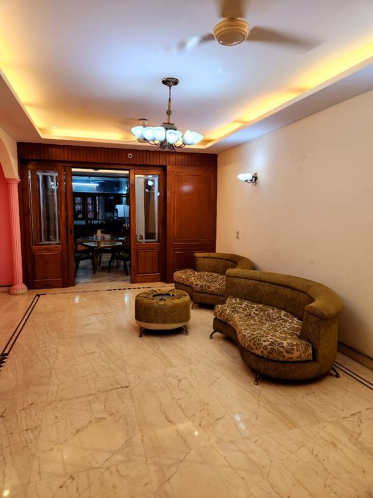 Living Room, east of kailash 3 Bedroom 300 Sq.Yd. Apartment In East Of Kailash Delhi 9931412