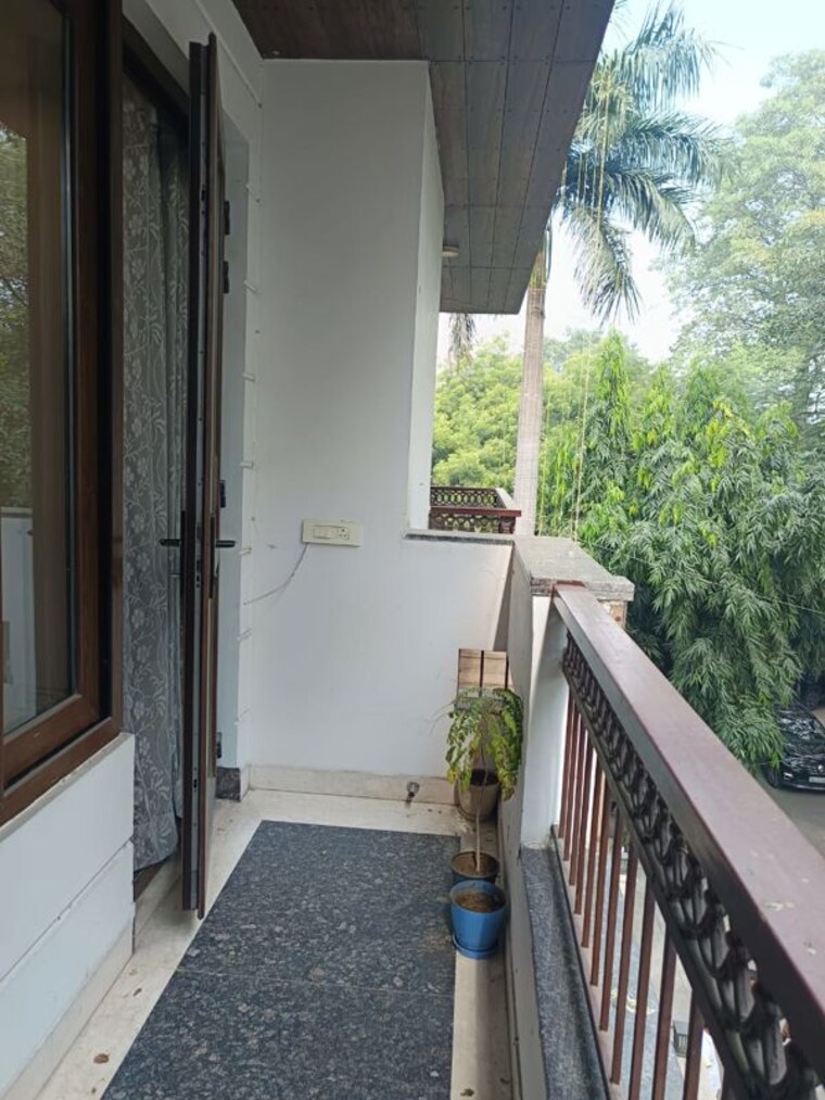 Balcony, east of kailash 3 Bedroom 200 Sq.Yd. Apartment In East Of Kailash Delhi 9931421