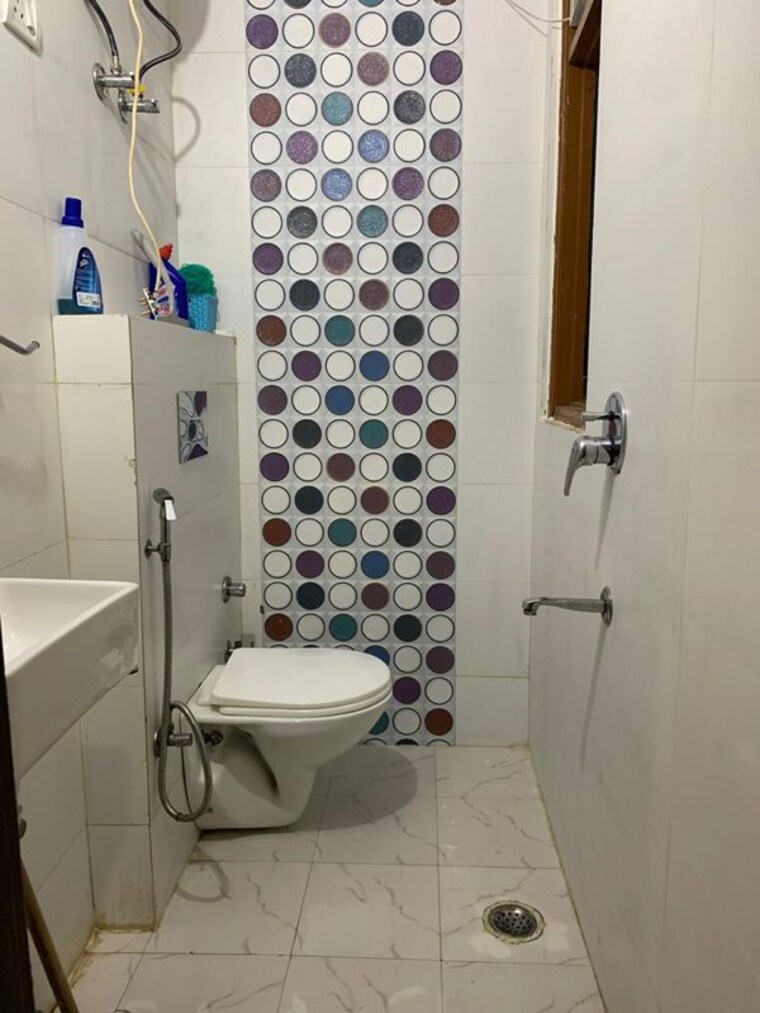 Bathroom, east of kailash 3 Bedroom 125 Sq.Yd. Apartment In East Of Kailash Delhi 9931451