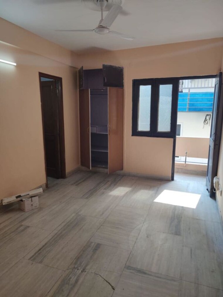 Room, east of kailash 3 Bedroom 125 Sq.Yd. Apartment In East Of Kailash Delhi 9931451