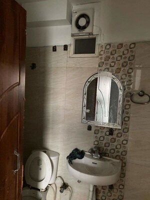 Bathroom in 3.5 BHK Apartment at Ansal Sushant Golf city, Sushant Golf City – for Rent