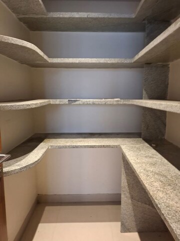 Furnished Amenities in 3.5 BHK Apartment at Banjara Hills – for Rent