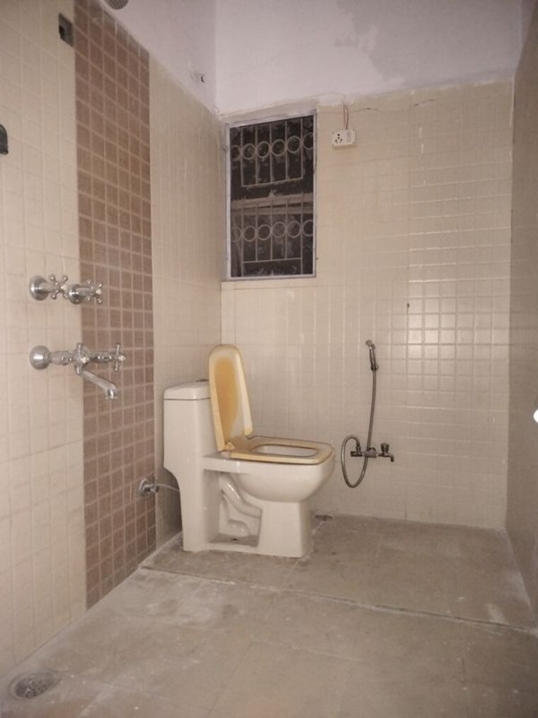 Bathroom, sarita vihar 4 Bedroom 1700 Sq.Ft. Apartment In Sarita Vihar Delhi 9931495