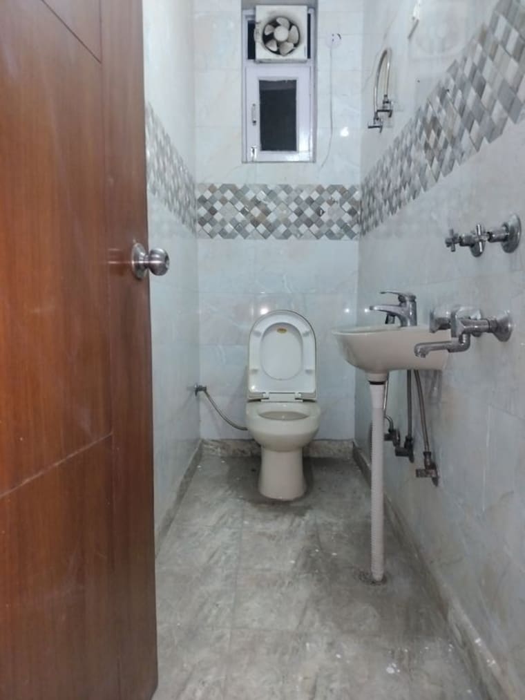Bathroom, sarita vihar 4 Bedroom 1700 Sq.Ft. Apartment In Sarita Vihar Delhi 9931495