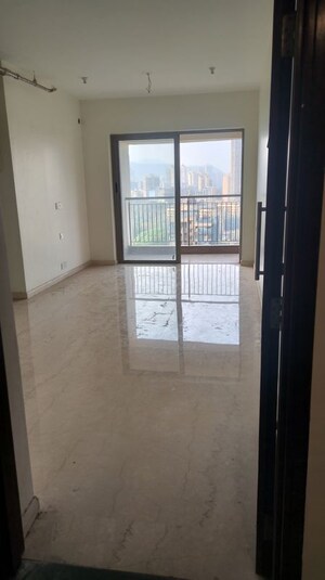 Room in 2 BHK Apartment at Kalpataru Paramount, Kapur Bawdi – for Sale