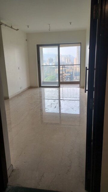Room in 2 BHK Apartment at Kalpataru Paramount, Kapur Bawdi – for Sale