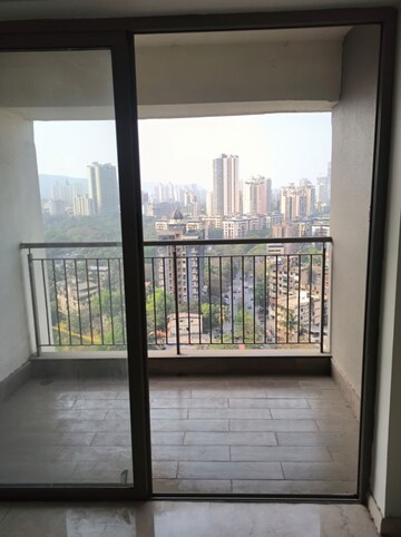 Room in 2 BHK Apartment at Kalpataru Paramount, Kapur Bawdi – for Sale