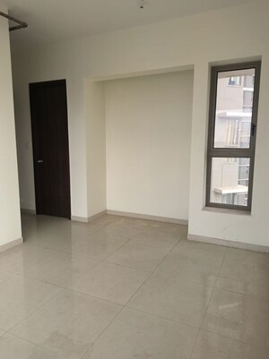 Room in 2 BHK Apartment at Kalpataru Paramount, Kapur Bawdi – for Sale