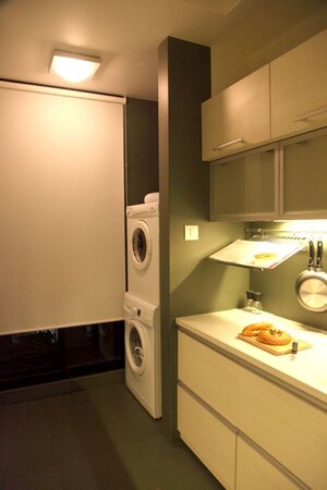 Furnished Amenities in 3.5 BHK Apartment at Juhu Scheme, Juhu – for Rent