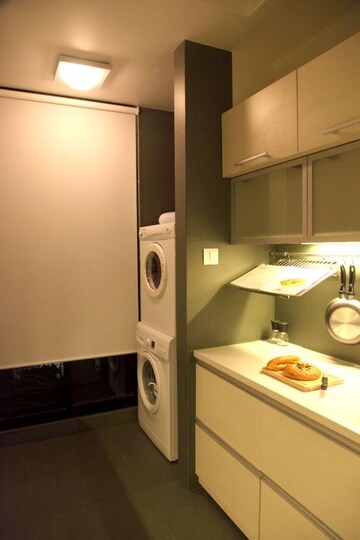 Furnished Amenities in 3.5 BHK Apartment at Juhu Scheme, Juhu – for Rent