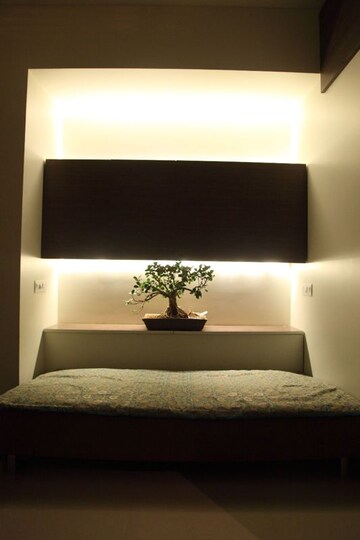 Furnished Amenities in 3.5 BHK Apartment at Juhu Scheme, Juhu – for Rent