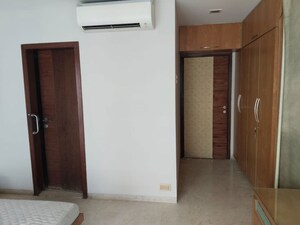 Room in 3.5 BHK Apartment at Juhu Scheme, Juhu – for Rent