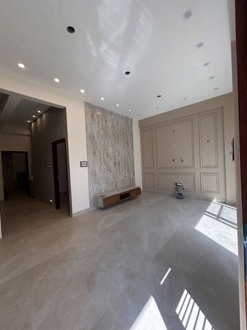 Room in 3 BHK Builder Floor at Thanisandra – for Rent