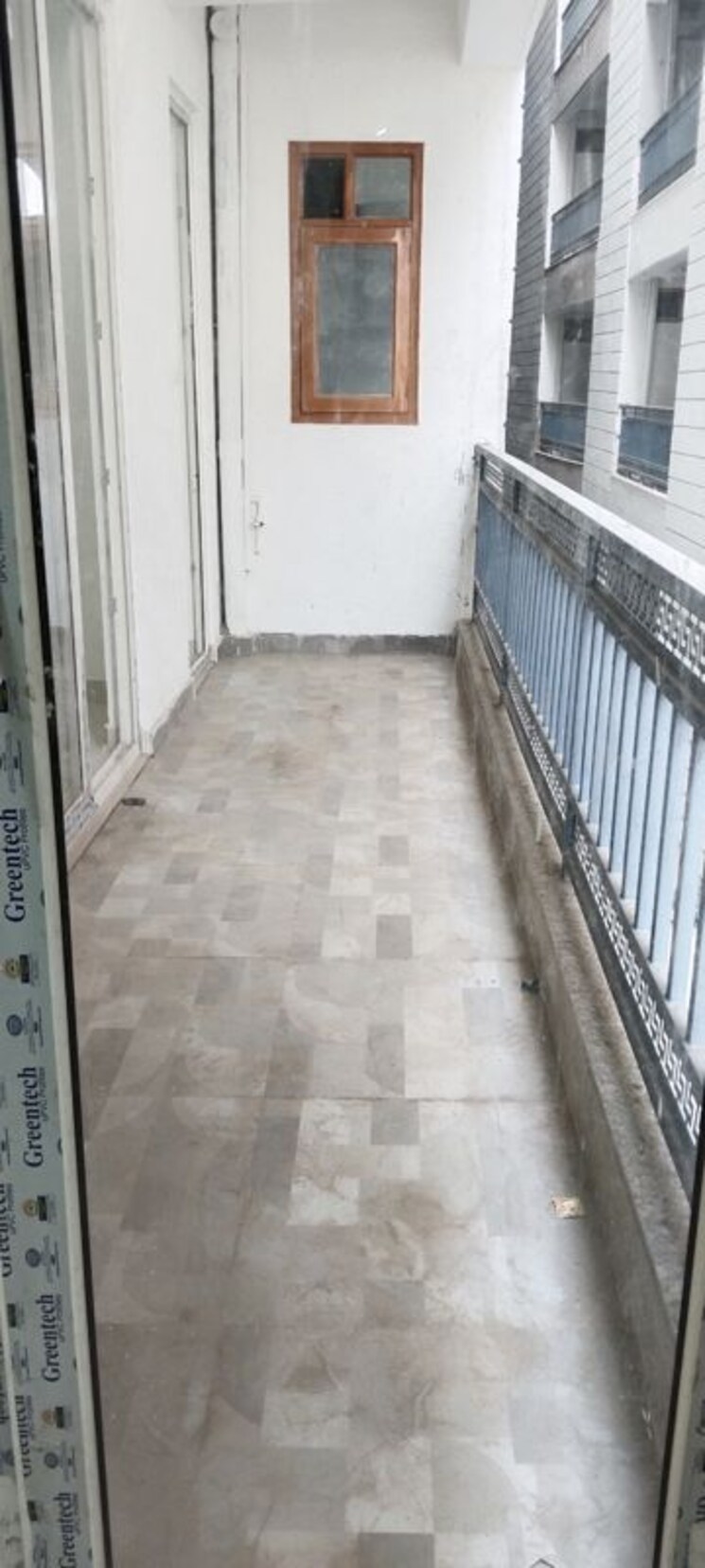 Balcony, sector 49 3.5 Bedroom 1650 Sq.Ft. Builder Floor In Sector 49 Noida 9927543