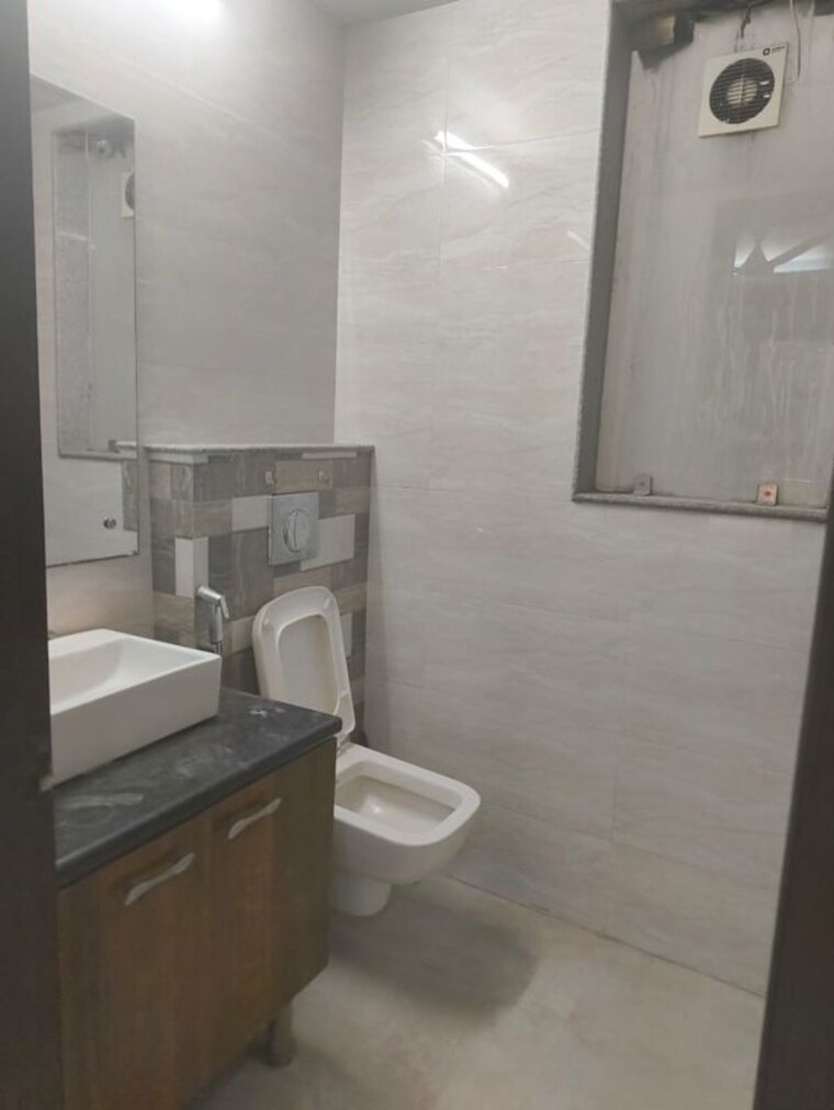 Bathroom, emaar-emerald-estate 3 Bedroom 1310 Sq.Ft. Apartment In Sector 65 Gurgaon 9920533