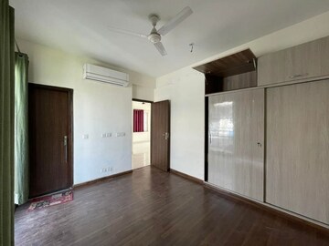 Room in 3 BHK Builder Floor at BPTP Amstoria, Sector 102 – for Rent