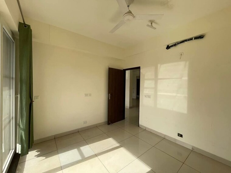 Room, bptp-amstoria 3 Bedroom 2229 Sq.Ft. Builder Floor In Sector 102 Gurgaon 9931688