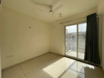 Room in 3 BHK Builder Floor at BPTP Amstoria, Sector 102 – for Rent