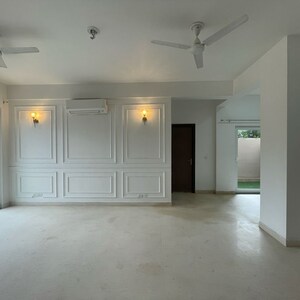 Room in 3 BHK Villa at BPTP Amstoria, Sector 102 – for Rent