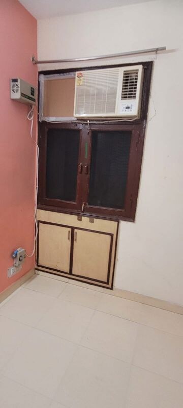 Furnished Amenities in 2 BHK Builder Floor at Huda Market, Sector 31 – for Rent